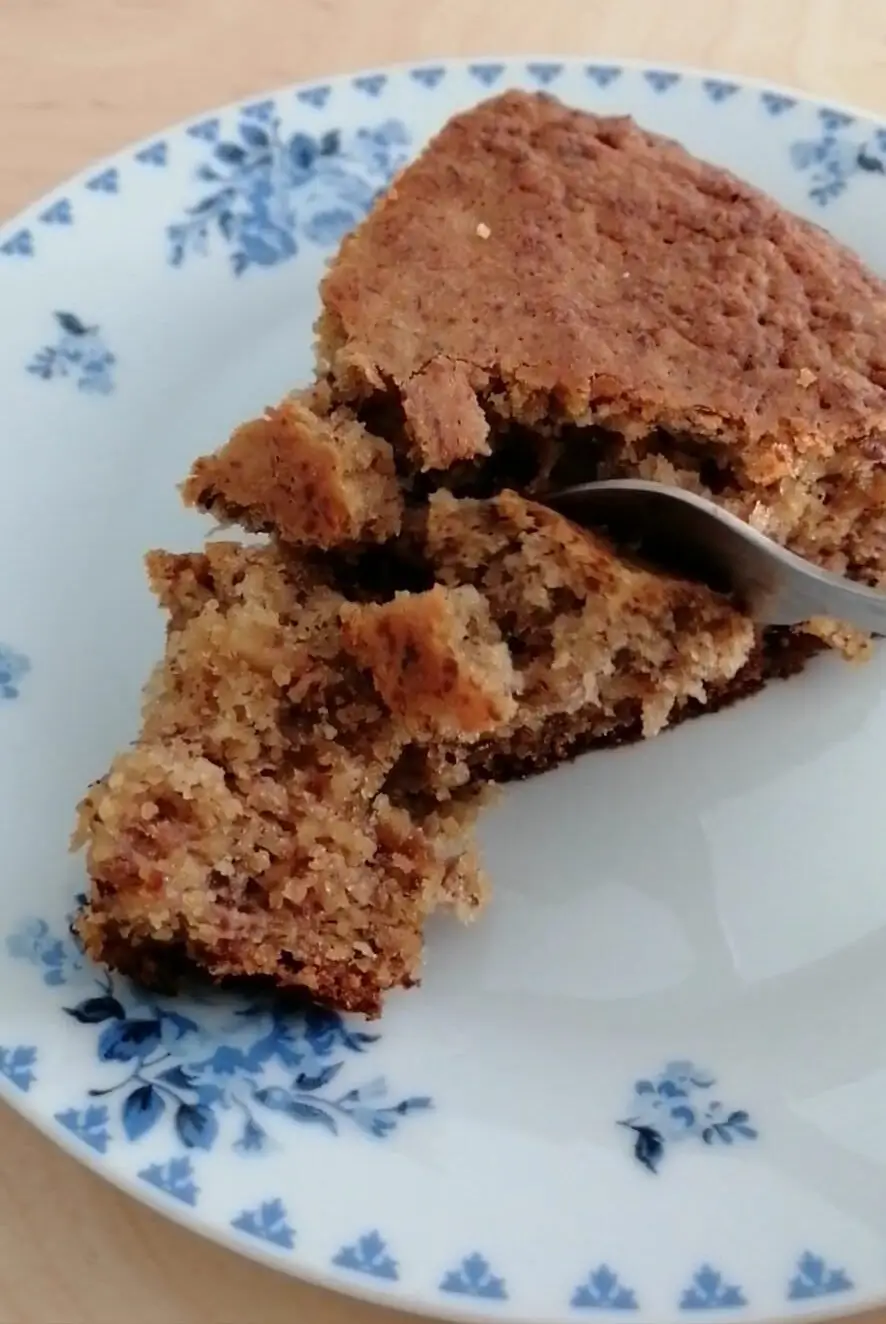Bolo de banana com aveia e uva passa