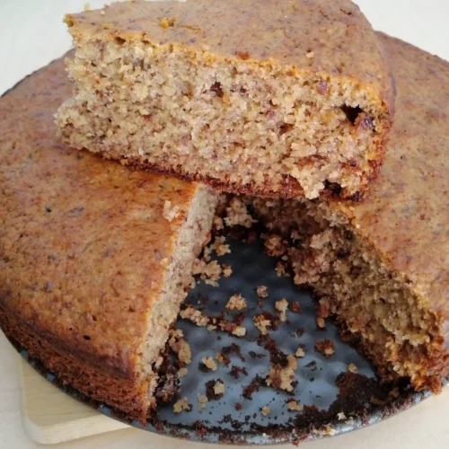Bolo de banana com aveia e uva passa