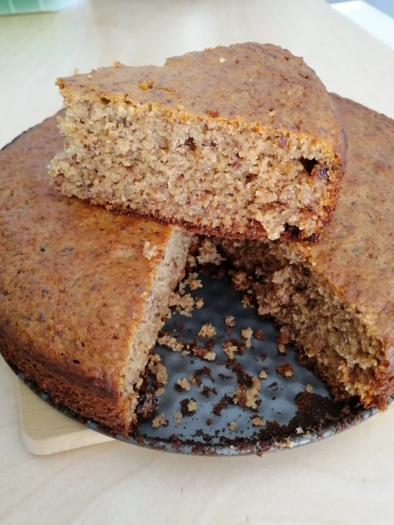 Bolo de banana com aveia e uva passa