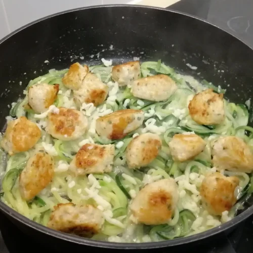 Espaguete de abobrinha com frango