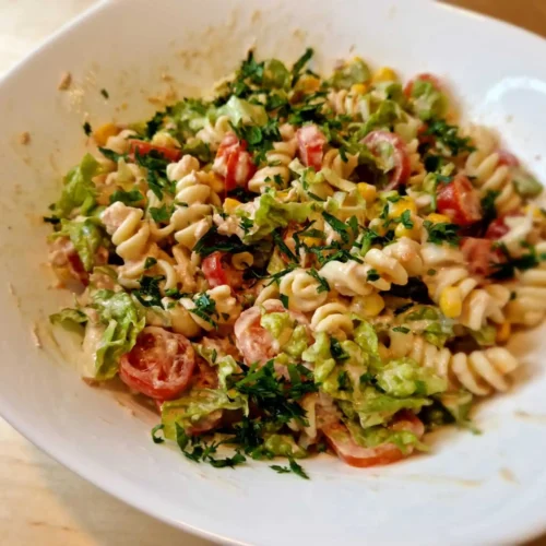 Salada de macarrão com atum
