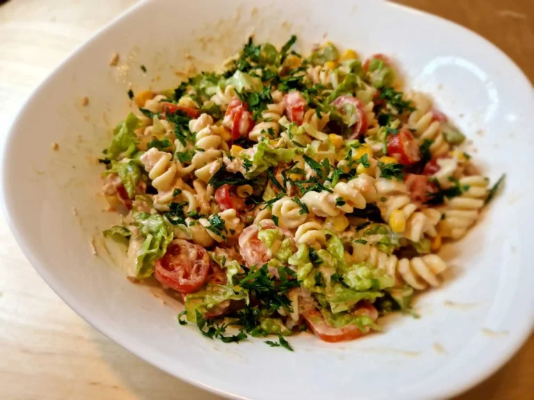 Salada de macarrão com atum