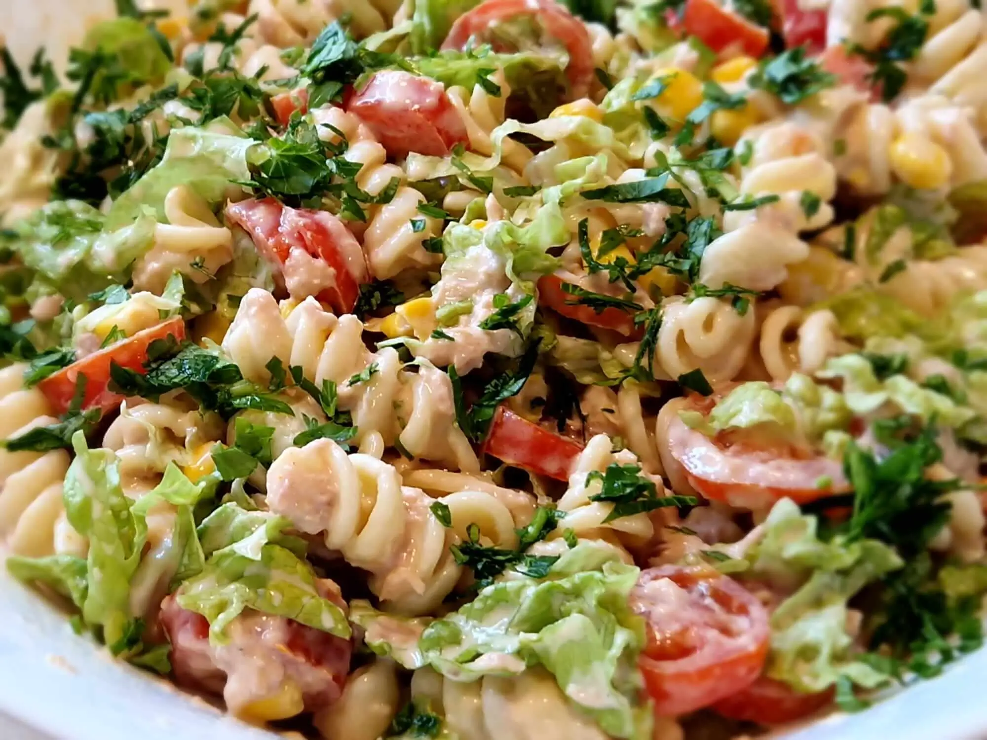 Salada de macarrão com atum