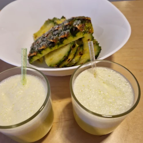 Suco com casca de abacaxi