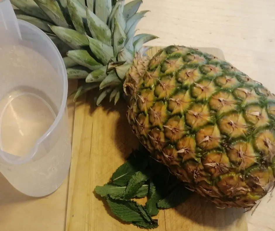 Suco de abacaxi com hortelã