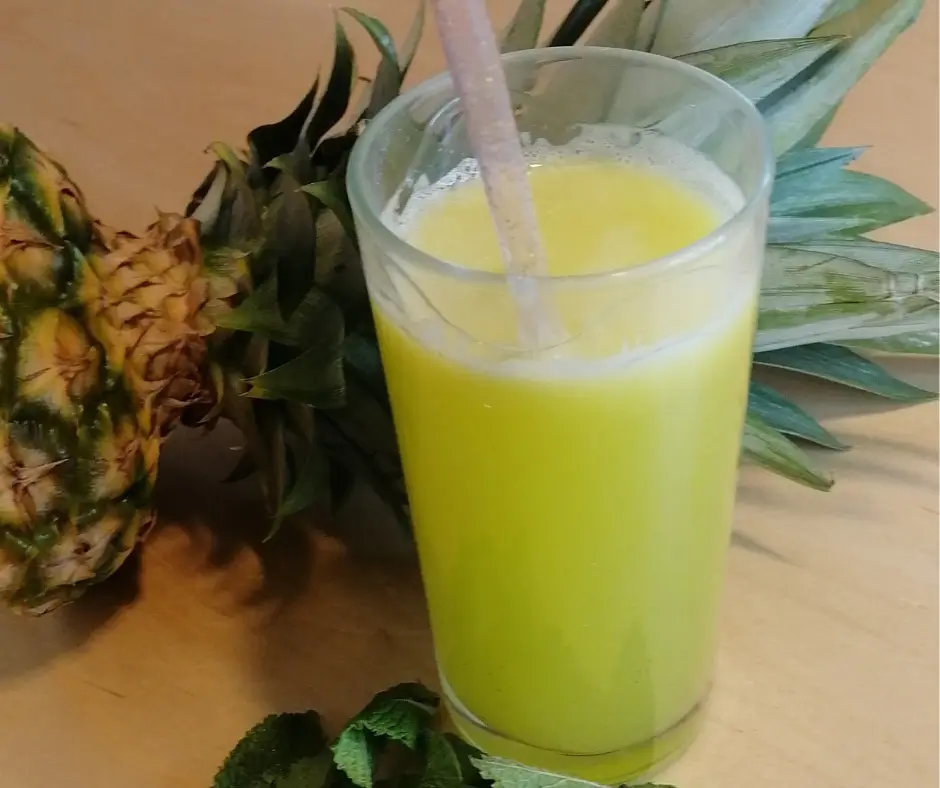 Suco de abacaxi com hortelã