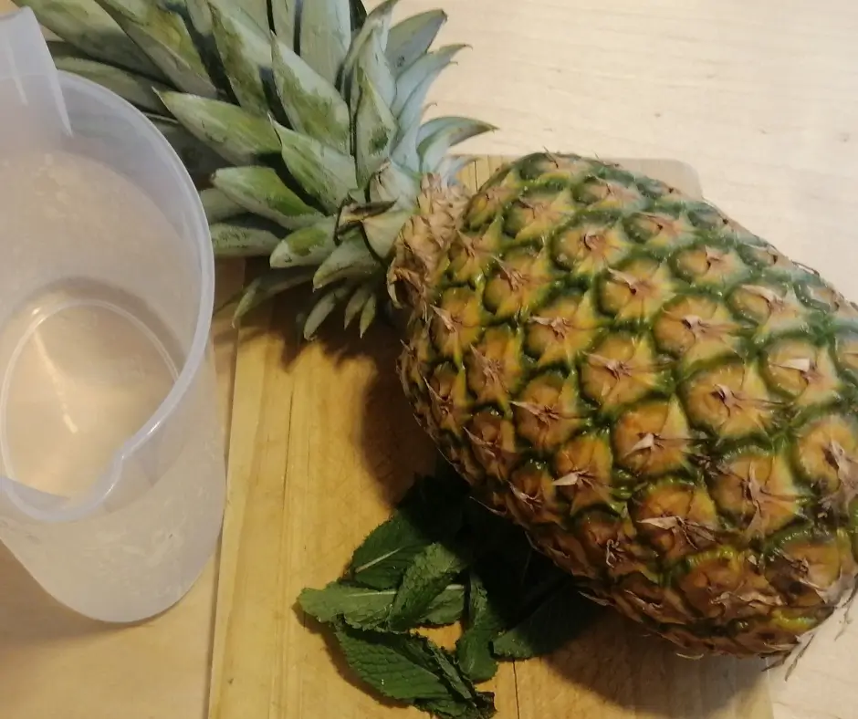 Suco de abacaxi com hortelã