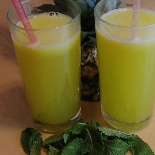 Suco de abacaxi com hortelã