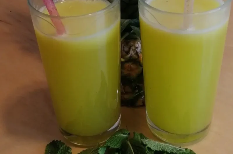 Suco de abacaxi com hortelã