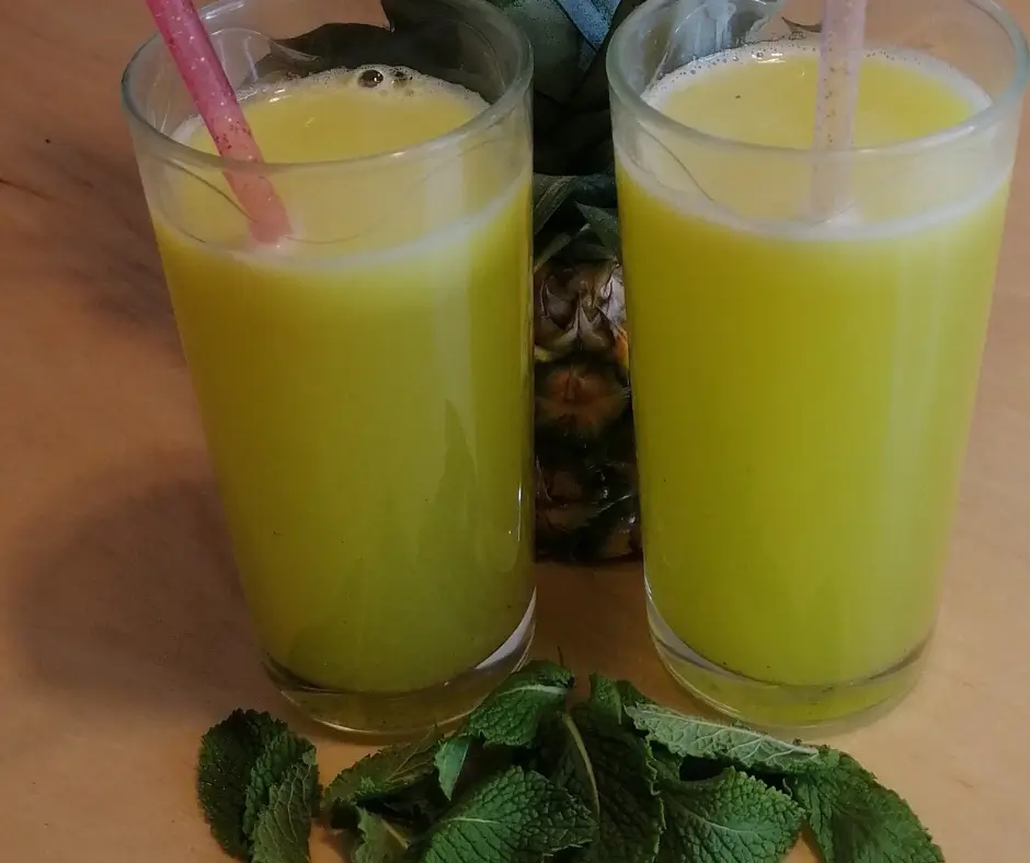 Suco de abacaxi com hortelã